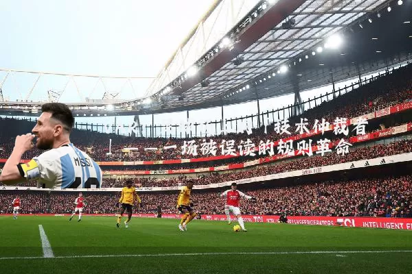 VAR：足球场上的「技术仲裁者」——一场被误读的规则革命